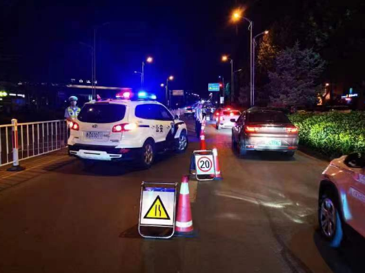 襄垣：夜查酒驾在行动 守护道路安全不放松