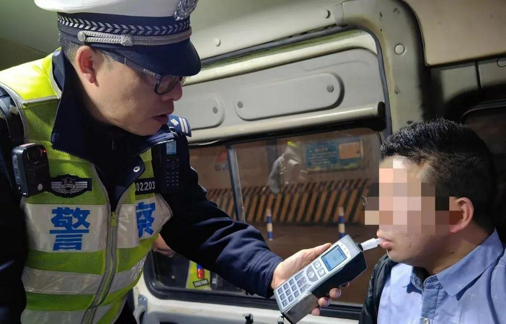 法网难逃！男子酒驾心虚 路遇检查欲变道 仍被抓