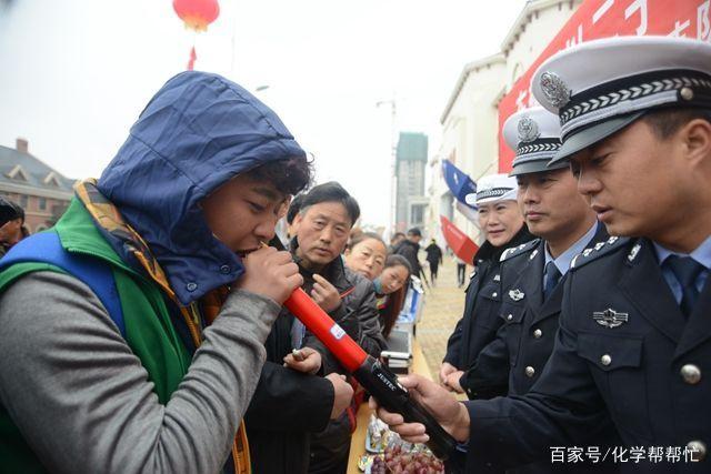 查酒驾时,交警所使用的酒精检测仪工作原理竟是这样的