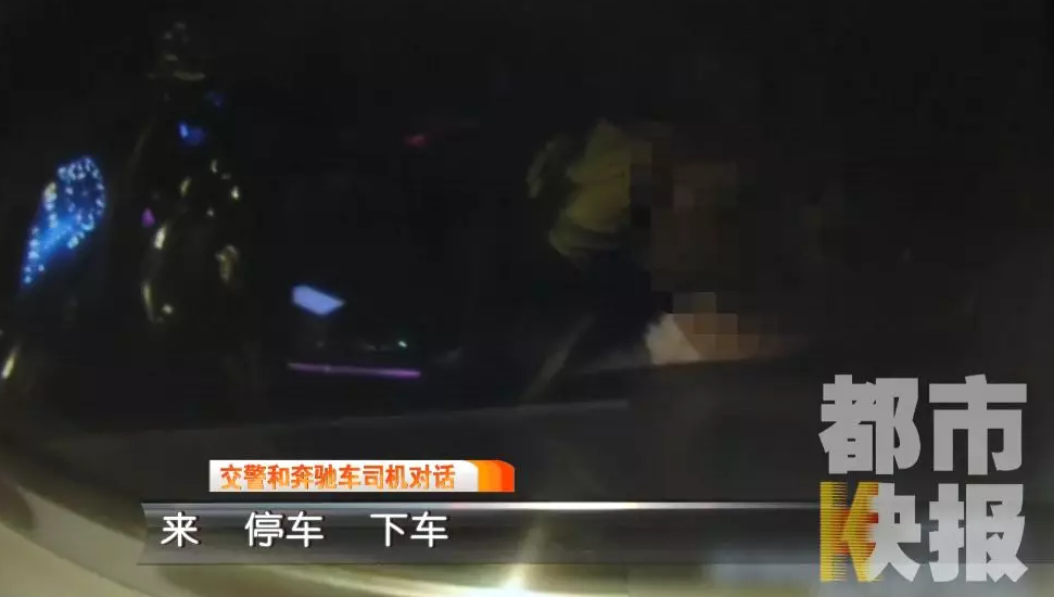 独臂车主无证酒驾被查，下车时交警惊呆了：胳膊呢？！